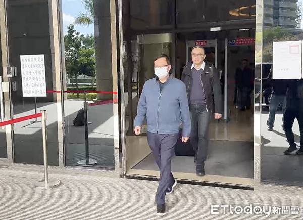 ▲前海基會董事長鄭文燦涉貪案,院方今天召開第十次準備程序庭,鄭文燦結束開庭後步出法院亦未發一語。(圖/記者沈繼昌攝)