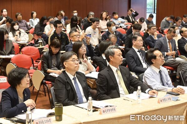 ▲▼ 貴賓與碩博士論文獎得主合照(第一排左起司法官學院院長吳巡龍、臺灣高等檢察署高雄檢察分署檢察長朱家崎、法務部政務次長徐錫祥、法務部部長鄭銘謙、臺灣高等檢察署檢察長張斗輝、法醫研究所所長侯寬仁、犯罪研究中心主任鄭添成) 。(圖/記者黃宥寧翻攝)