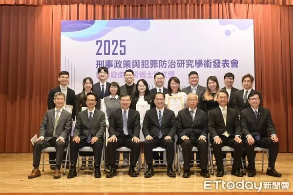 ▲▼ 貴賓與碩博士論文獎得主合照(第一排左起司法官學院院長吳巡龍、臺灣高等檢察署高雄檢察分署檢察長朱家崎、法務部政務次長徐錫祥、法務部部長鄭銘謙、臺灣高等檢察署檢察長張斗輝、法醫研究所所長侯寬仁、犯罪研究中心主任鄭添成) 。(圖/記者黃宥寧翻攝)