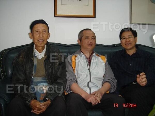 ▲▼ 律師吳漢成(右)為李泰安(中)詐領保險金一案辯護,左為李氏兄弟父親李聚寶。(圖/吳漢成提供)