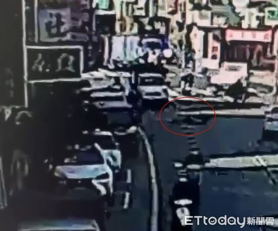 ▲台南市中西區民權路2段發生腳踏車與重機擦撞,警方到場處理事故。(記者林東良翻攝,下同)