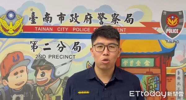 ▲台南市中西區民權路2段發生腳踏車與重機擦撞,警方到場處理事故。(記者林東良翻攝,下同)