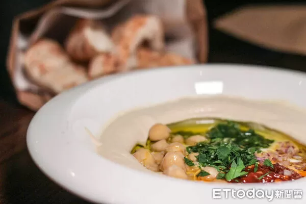 ▲以色列名廚餐廳「Miznon」登台。(圖/記者黃士原攝)