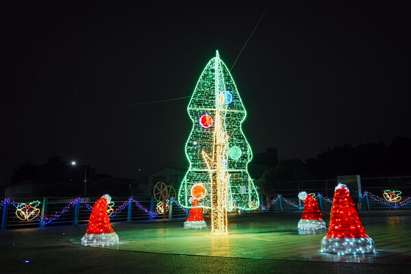 ▲2025中港大排、鴨母港溝耶誕燈飾。(圖/新北市水利局提供)
