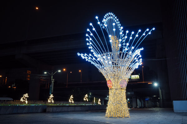 ▲2025中港大排、鴨母港溝耶誕燈飾。(圖/新北市水利局提供)