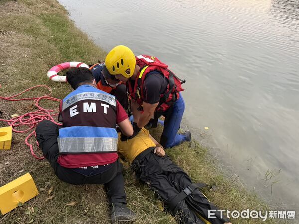 ▲台南六甲區漁池傳出落水意外,消防人員下水搜尋溺者。(民眾提供,下同)