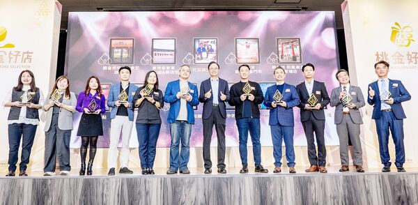 ▲桃園市長張善政今天下午出席「桃金好禮暨好店頒獎典禮」,與獲獎者合影。(圖/市府新聞處提供)