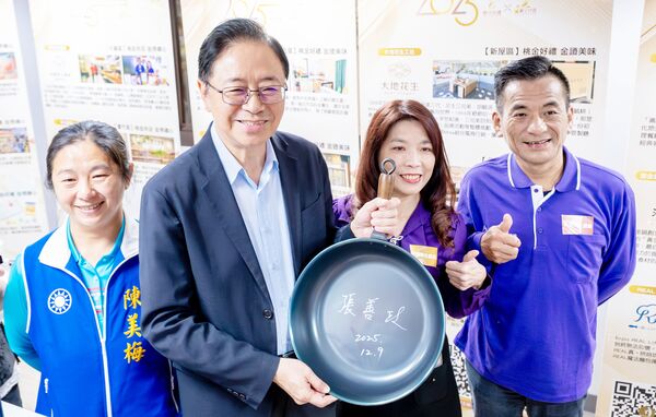 ▲桃園市長張善政今天出席「桃金好禮暨好店頒獎典禮」,為獲獎者簽名留念。(圖/市府新聞處提供)