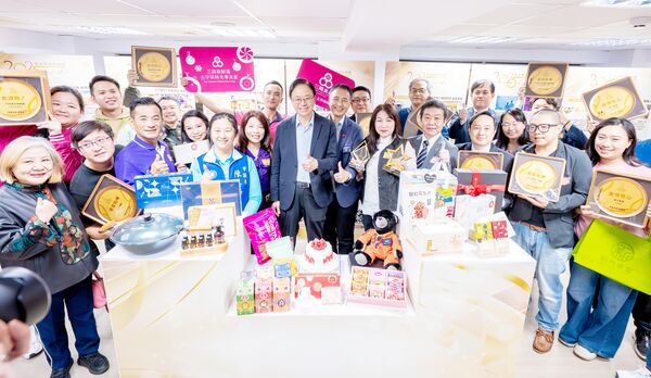 ▲桃園市長張善政今天出席「桃金好禮暨好店頒獎典禮」,會後與獲獎者與得獎商品合影。(圖/市府新聞處提供)