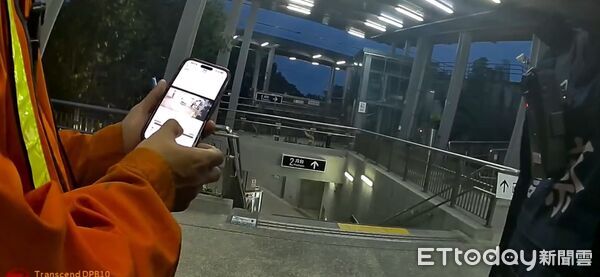▲員警從站務員手機錄影了解衝突情形。(圖/鐵警花蓮分局提供)