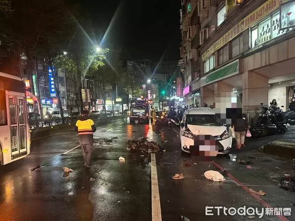 ▲▼賓士男吸喪屍煙彈「3秒爆撞」7汽機車3傷。(圖/記者郭世賢翻攝)