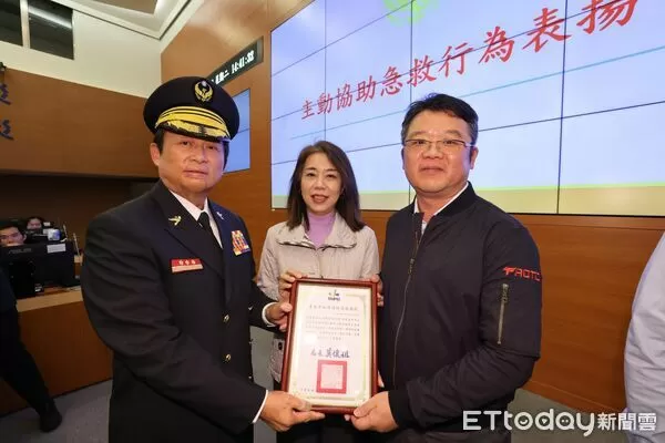 ▲▼董座變英雄,格萊天樣大飯店兄弟陳士元及其弟弟陳新豐接力CPR救人。(圖/台北市消防局)