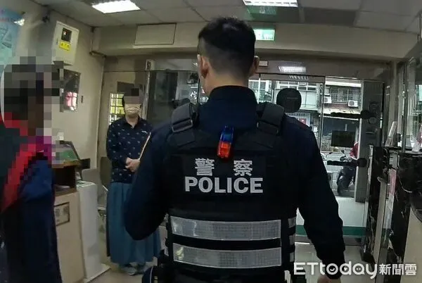 ▲屏東警分局員警阻止陳男被騙。(圖/記者陳崑福翻攝)