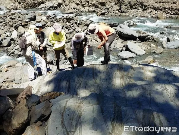 ▲▼中研院與中油在宜蘭的地熱探勘,證實地底下3至4千公尺存在上湧熱源。圖為研究團隊進行地質調查,記錄地層位態、裂隙分布與應力方向。(圖/中研院提供)