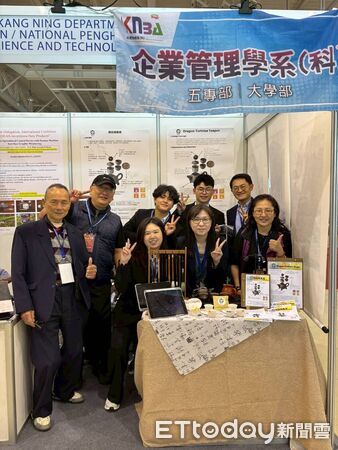 ▲▼ 雙獎加冕!2025 康寧企業管理系勇奪 KIDE 國際兩大獎項 84歲長者洪武雄特別榮獲《特別成就獎》成為跨世代學習之典範! 。(圖/康寧大學提供)