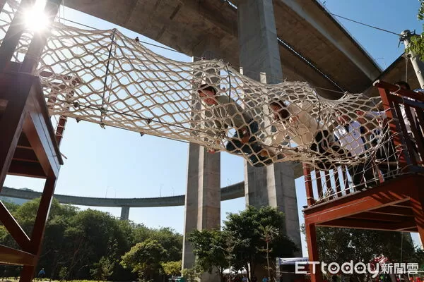▲國道6號國姓交流道下的橋聳雲天園區增設親子遊樂設施和山訓場。(圖/南投縣政府提供,下同)