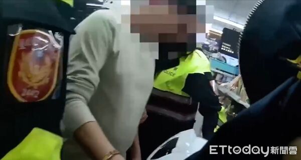 ▲▼馬國男子參加青山宮遶境,與朋友爆口角,情緒失控砸超商貨架。(圖/記者邱中岳翻攝)