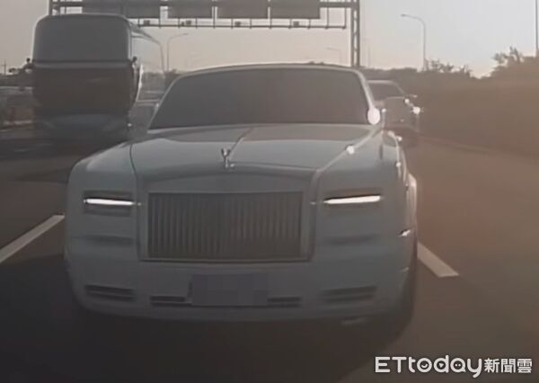 ▲▼4千萬勞斯萊斯國道變換車道擦撞遊覽車。(圖/翻攝自YouTube/WoWtchout - 地圖型行車影像分享平台,下同)