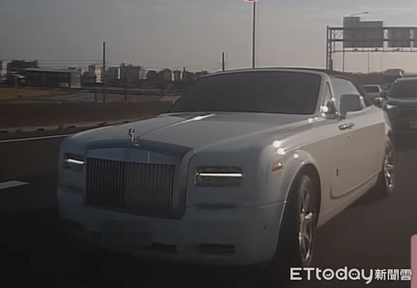 ▲▼4千萬勞斯萊斯國道變換車道擦撞遊覽車。(圖/翻攝自YouTube/WoWtchout - 地圖型行車影像分享平台,下同)