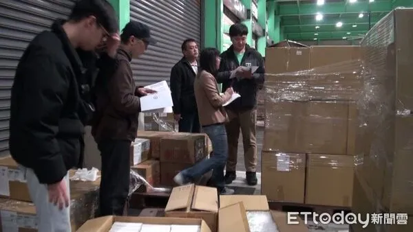 ▲▼▲網路賣五款補湯沒有藥證,警方查扣14847包違法補湯。(圖/記者邱中岳翻攝)