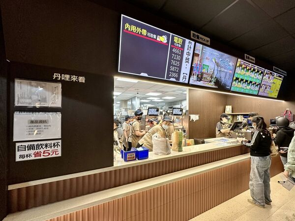 ▲丹丹漢堡大灣店昨天開幕 網讚店面好可愛「根本觀光景點」。(圖/粉專「台南式」提供)