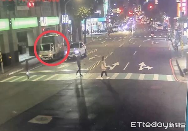 ▲▼新店一名卓姓男子因無業缺錢,竟雇工將弟弟洗衣機、床頭櫃、床架等物搬走變賣。(圖/記者陳以昇翻攝)