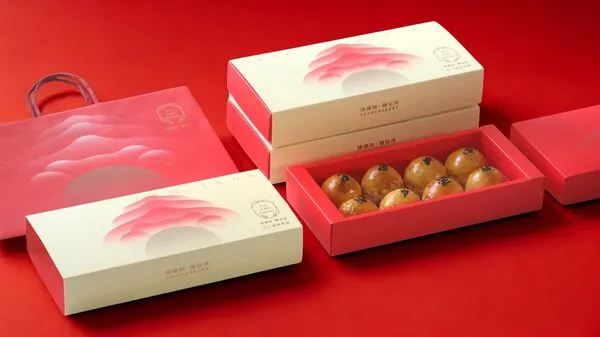 ▲▼陳耀訓春節檔期蛋黃酥12/16開搶 三金設計師操刀禮盒「底層藏吉祥話」。(圖/取自陳耀訓·麵包埠Yoshi Bakery臉書)