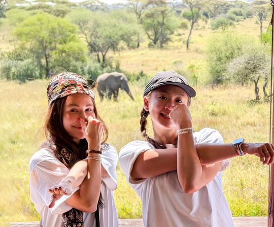 ▲雷艾美與文姿云模仿大象。(圖/三立提供)