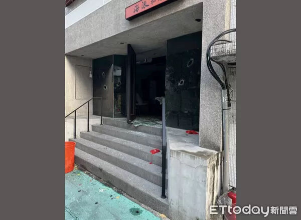 ▲北市大安區知名私房菜餐廳10日凌晨遭歹徒持球棒潑黑漆砸店。(圖/記者張君豪翻攝)