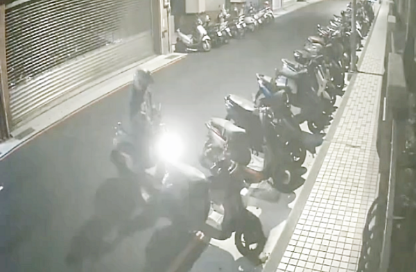 ▲桃園市詹姓男子於本月3日至6日連續在桃園區竊取路旁7輛機車代步,圖為監視器拍下行竊過程。(圖/桃園警分局提供)