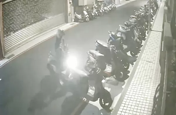 ▲桃園市詹姓男子於本月3日至6日連續在桃園區竊取路旁7輛機車代步,圖為監視器拍下行竊過程。(圖/桃園警分局提供)