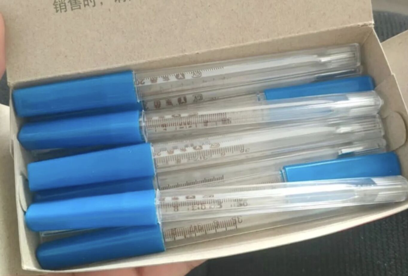 ▲大陸不少網紅博主紛紛在個人社群秀出水銀溫度計「囤貨」照。(圖/翻攝每日經濟新聞)