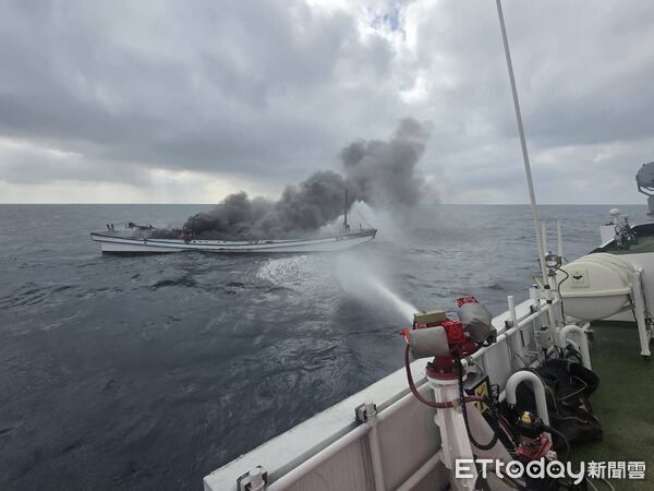 ▲興達港籍「加」字漁船在安平外海21浬處疑因油管漏油引擎起火,台南海巡派遣雙艇前往滅火。(記者林東良翻攝,下同)