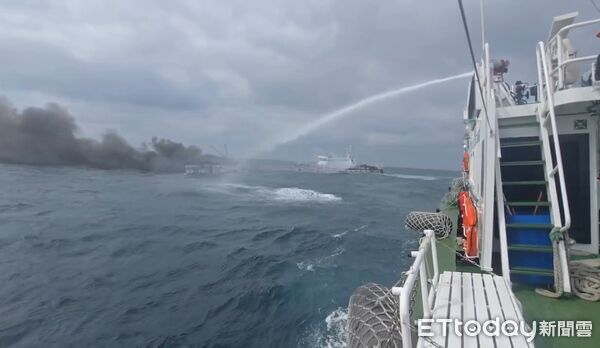 ▲興達港籍「加」字漁船在安平外海21浬處疑因油管漏油引擎起火,台南海巡派遣雙艇前往滅火。(記者林東良翻攝,下同)