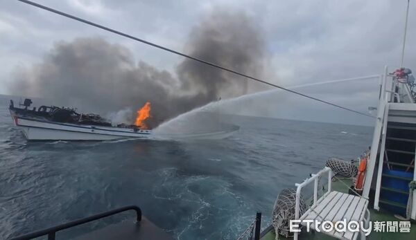 ▲興達港籍「加」字漁船在安平外海21浬處疑因油管漏油引擎起火,台南海巡派遣雙艇前往滅火。(記者林東良翻攝,下同)