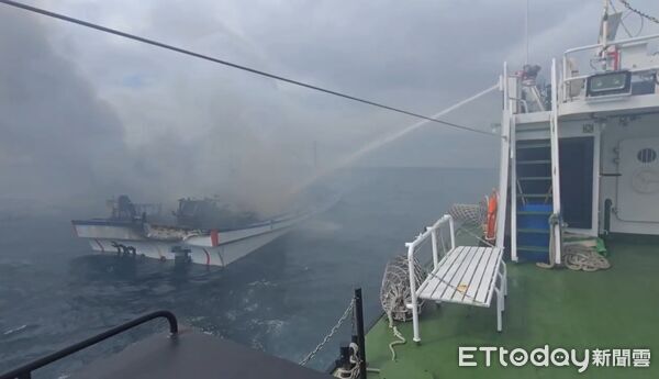 ▲興達港籍「加」字漁船在安平外海21浬處疑因油管漏油引擎起火,台南海巡派遣雙艇前往滅火。(記者林東良翻攝,下同)