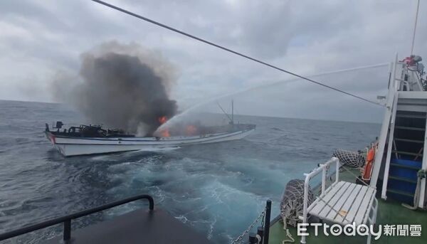 ▲興達港籍「加」字漁船在安平外海21浬處疑因油管漏油引擎起火,台南海巡派遣雙艇前往滅火。(記者林東良翻攝,下同)