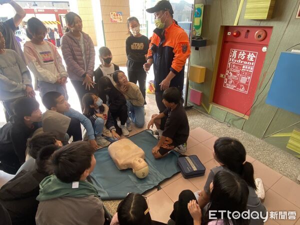 ▲下營消防分隊進入東興國小向師生宣導防災觀念,內容包含冬季常見居家危險因子。(記者林東良翻攝,下同)