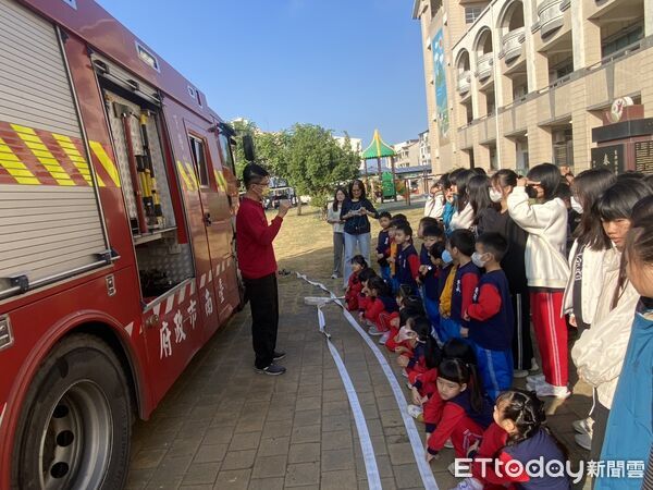 ▲下營消防分隊進入東興國小向師生宣導防災觀念,內容包含冬季常見居家危險因子。(記者林東良翻攝,下同)