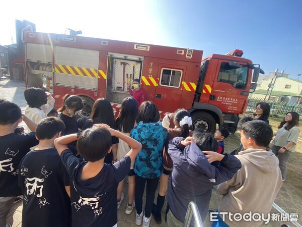 ▲下營消防分隊進入東興國小向師生宣導防災觀念,內容包含冬季常見居家危險因子。(記者林東良翻攝,下同)