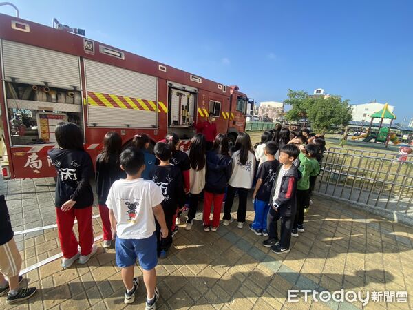 ▲下營消防分隊進入東興國小向師生宣導防災觀念,內容包含冬季常見居家危險因子。(記者林東良翻攝,下同)