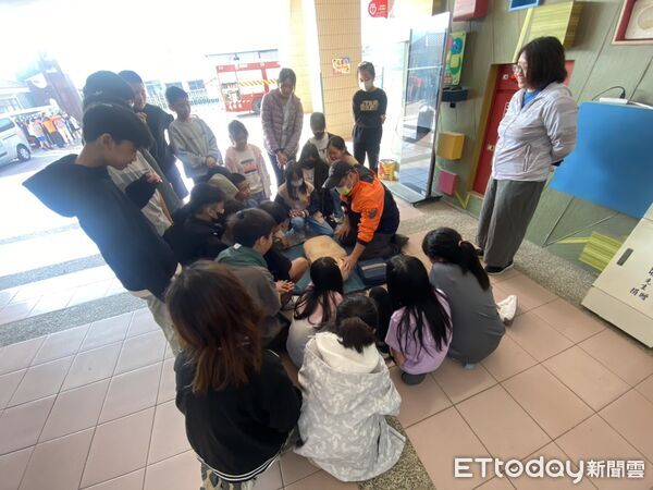 ▲下營消防分隊進入東興國小向師生宣導防災觀念,內容包含冬季常見居家危險因子。(記者林東良翻攝,下同)