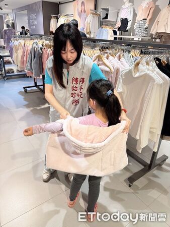 ▲「2025幸福NET」公益活動首度移師花蓮,邀請11校70位清寒學生挑選冬衣,為歲末添上溫暖。(記者林東良翻攝,下同)