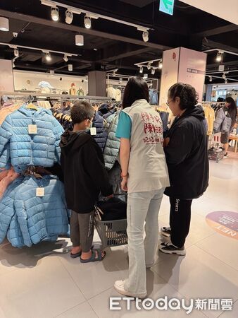 ▲「2025幸福NET」公益活動首度移師花蓮,邀請11校70位清寒學生挑選冬衣,為歲末添上溫暖。(記者林東良翻攝,下同)