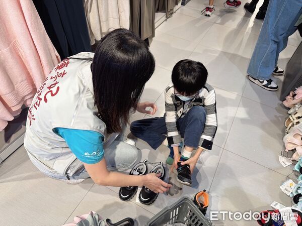 ▲「2025幸福NET」公益活動首度移師花蓮,邀請11校70位清寒學生挑選冬衣,為歲末添上溫暖。(記者林東良翻攝,下同)