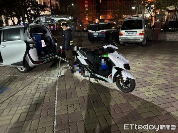 ▲善化警與環保局、監理站在新市國小前進行夜間聯合稽查,以口袋式攔查方式取締噪音車輛。(記者林東良翻攝,下同)