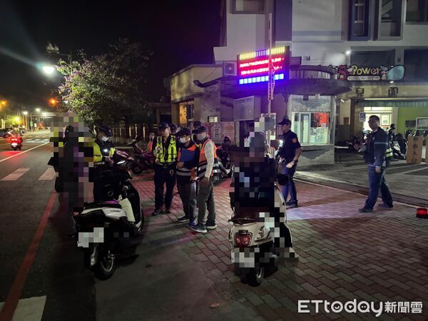 ▲善化警與環保局、監理站在新市國小前進行夜間聯合稽查,以口袋式攔查方式取締噪音車輛。(記者林東良翻攝,下同)