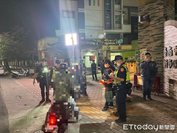 ▲善化警與環保局、監理站在新市國小前進行夜間聯合稽查,以口袋式攔查方式取締噪音車輛。(記者林東良翻攝,下同)