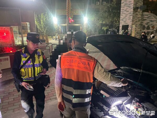▲善化警與環保局、監理站在新市國小前進行夜間聯合稽查,以口袋式攔查方式取締噪音車輛。(記者林東良翻攝,下同)