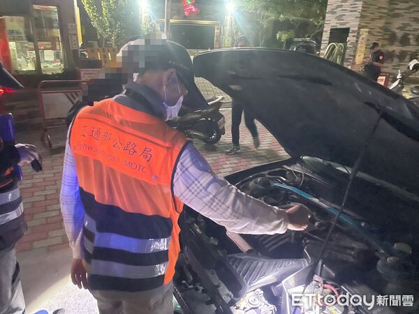 ▲善化警與環保局、監理站在新市國小前進行夜間聯合稽查,以口袋式攔查方式取締噪音車輛。(記者林東良翻攝,下同)